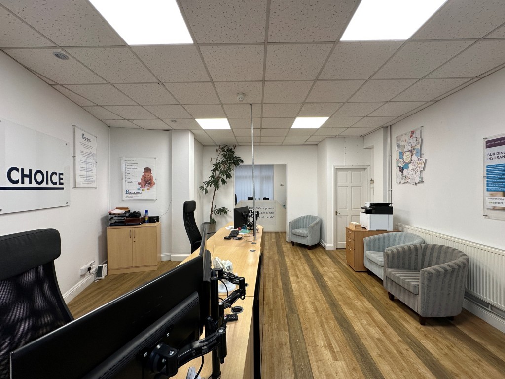 Lot: 90 - COMMERCIAL UNIT ARRANGED OVER FOUR FLOORS - Ground Floor office